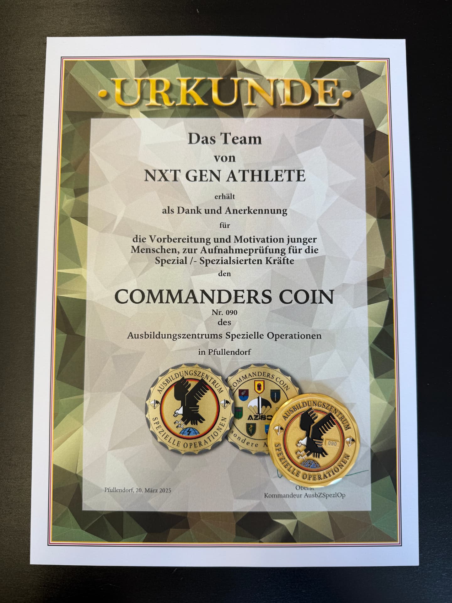 Urkunde des Ausbildungszentrums Spezielle Operationen Pfullendorf: Commanders Coin Nr. 090 für das Team von NXTGEN Athlete